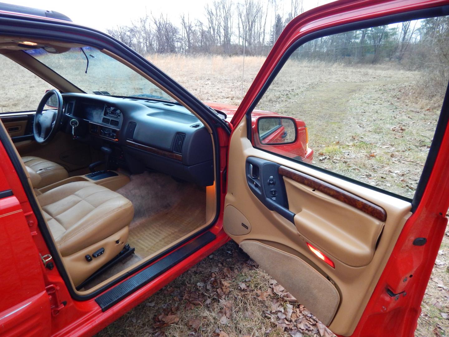 1996 RED /Tan Leather Jeep Grand Cherokee Limited 4WD (1J4GZ78Y6TC) with an 5.2L V8 OHV 16V engine, 4-Speed Automatic Overdrive transmission, located at 6528 Lower York Road, New Hope, PA, 18938, (215) 862-9555, 40.358707, -74.977882 - Here we have a 1996 Jeep Grand Cherokee with a 5.2L V8 putting power to a 4x4 automatic transmission. Options include: tan leather with wood trim, heat/AC, AM/FM/CD/TAPE radio, tilt steering wheel, cruise control, heated front seat, moon roof, power windows/locks/mirrors, roof rack, fog lights, tow - Photo#15